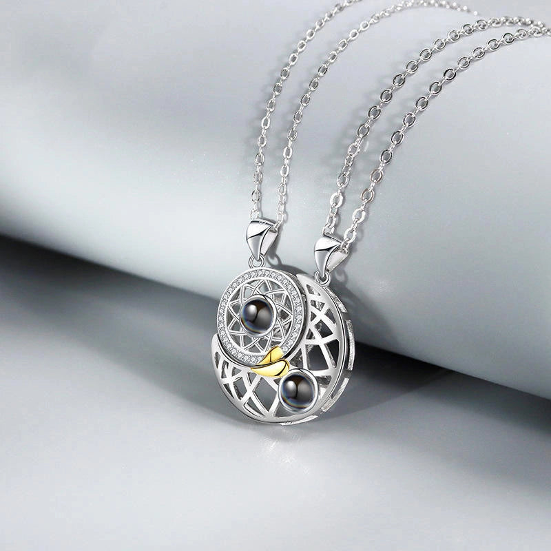 COLLIER SOLEIL ET LUNE, 2 PIÈCES « LOVE YOU » EN 100 LANGUES.