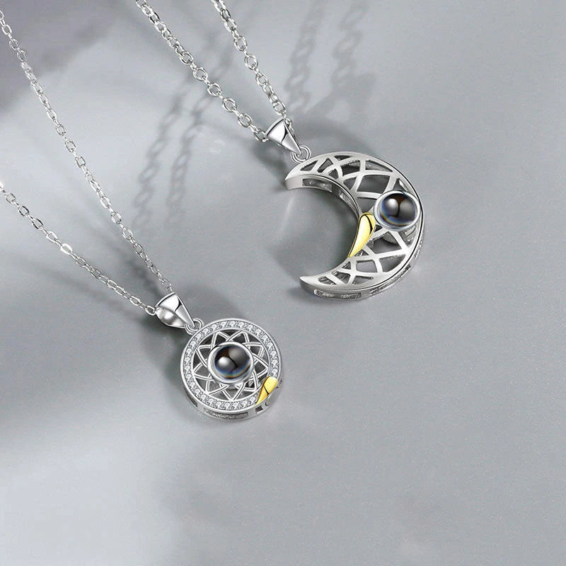 COLLIER SOLEIL ET LUNE, 2 PIÈCES « LOVE YOU » EN 100 LANGUES.