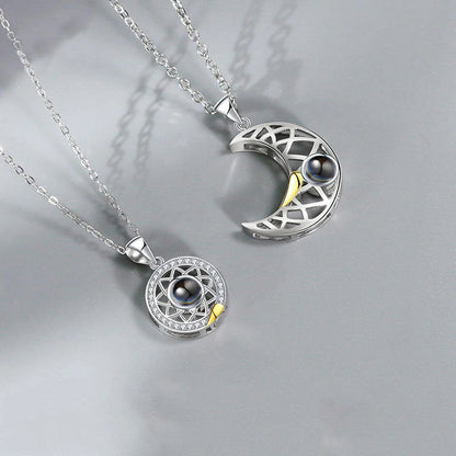 COLLIER SOLEIL ET LUNE, 2 PIÈCES « LOVE YOU » EN 100 LANGUES.