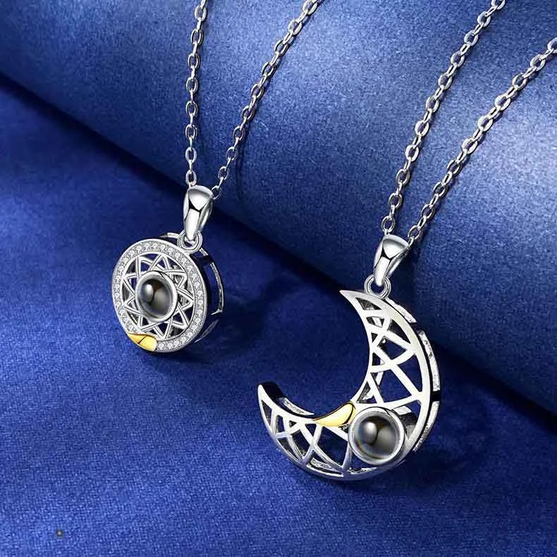 COLLIER SOLEIL ET LUNE, 2 PIÈCES « LOVE YOU » EN 100 LANGUES.