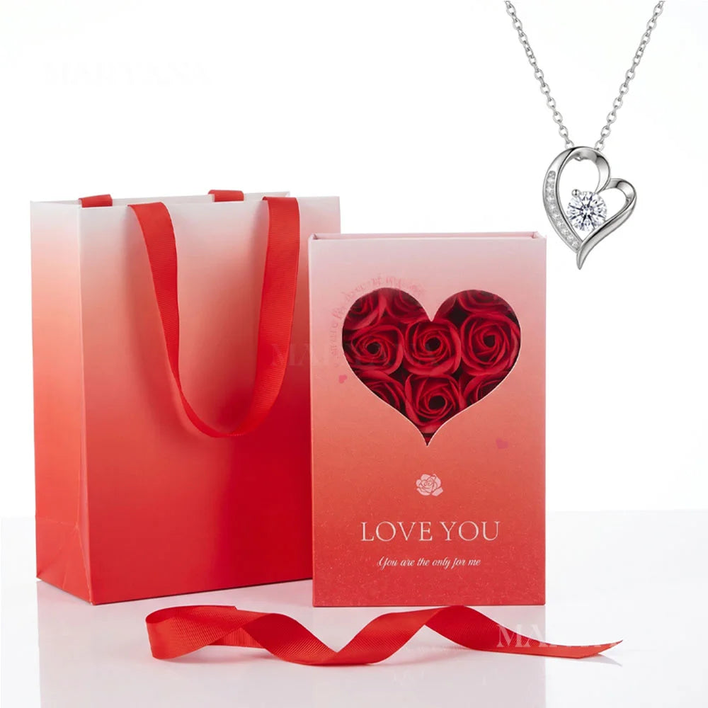 BOÎTE PASSION ÉTERNELLE ROUGE AVEC COLLIER CŒUR PRÉCIEUX